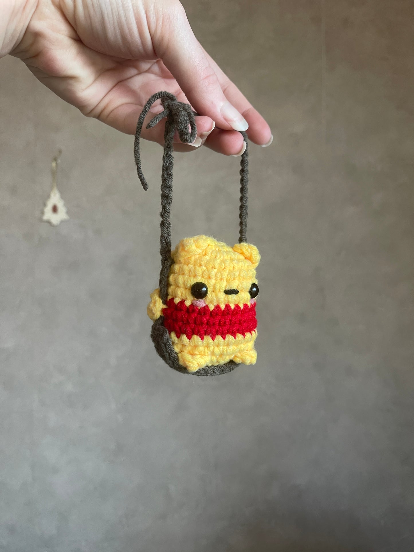 Winnie sur sa balançoire