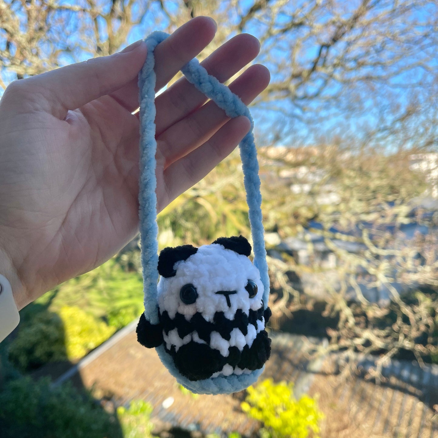 Bamboo le panda sur sa balançoire