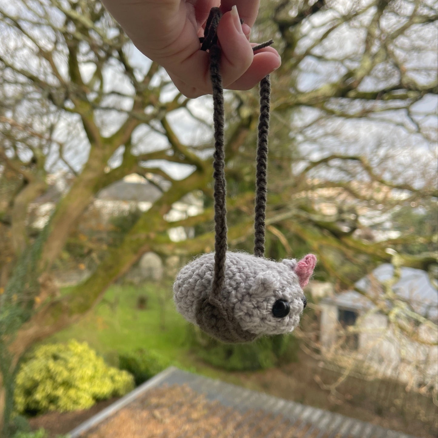 Hamster sad sur sa balançoire