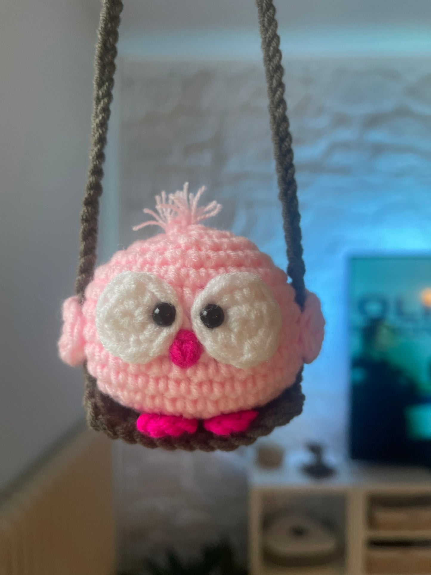 Toki rose sur sa balançoire