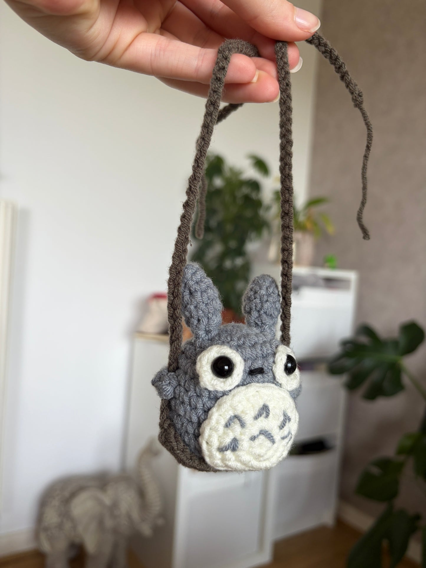 Totoro sur sa balançoire