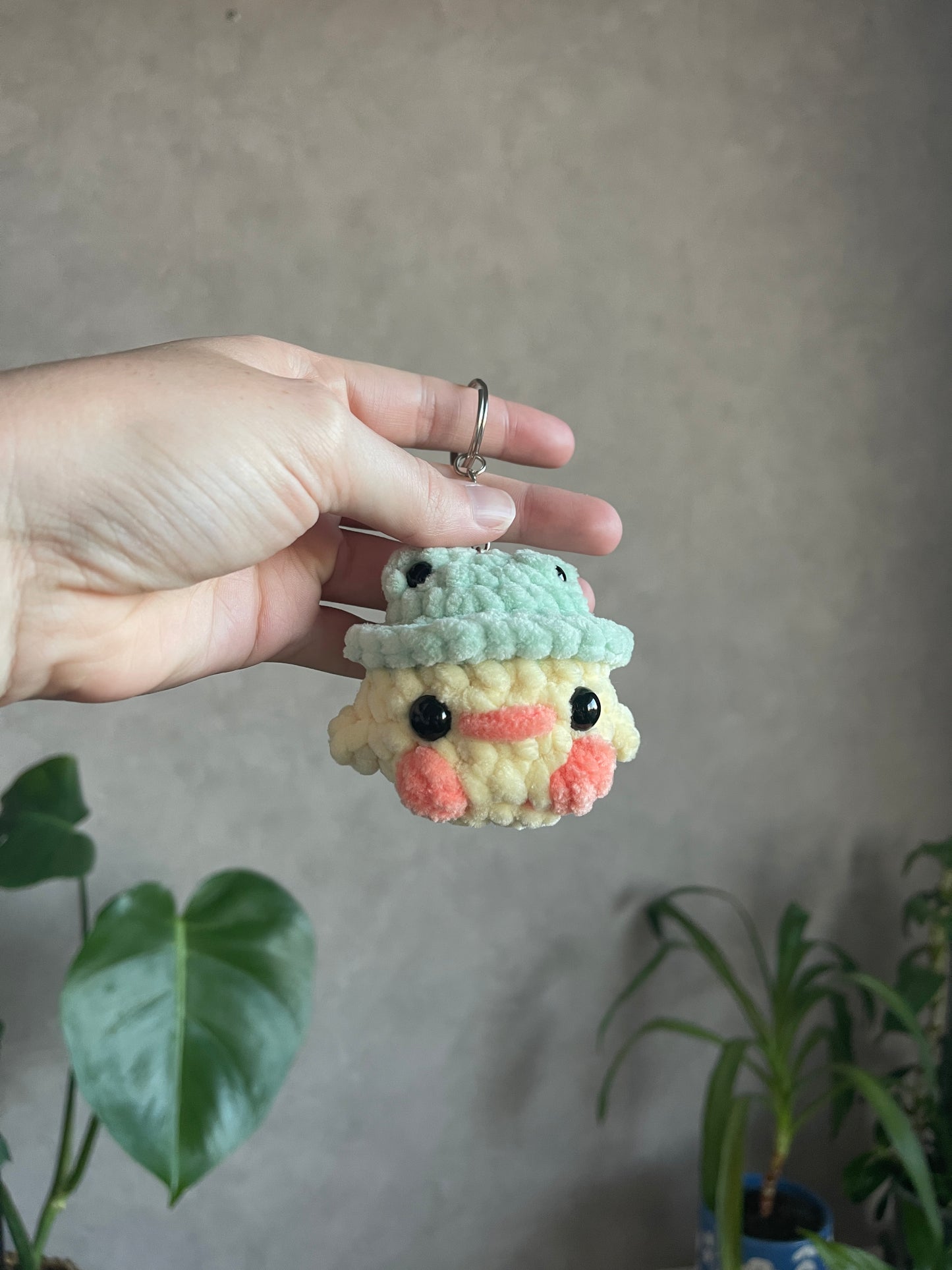 Porte clé Bébé canard et son chapeau grenouille