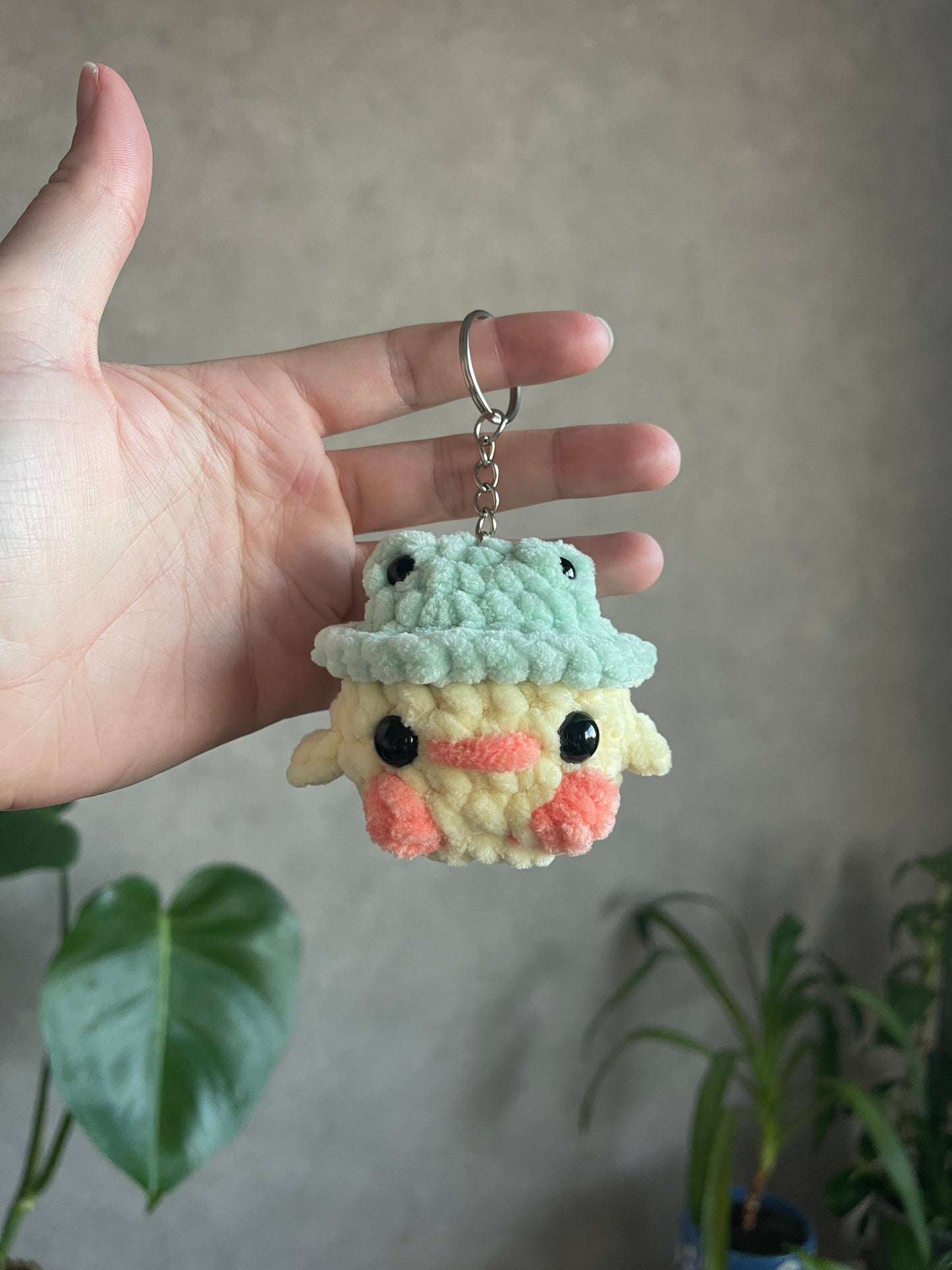 Porte clé Bébé canard et son chapeau grenouille