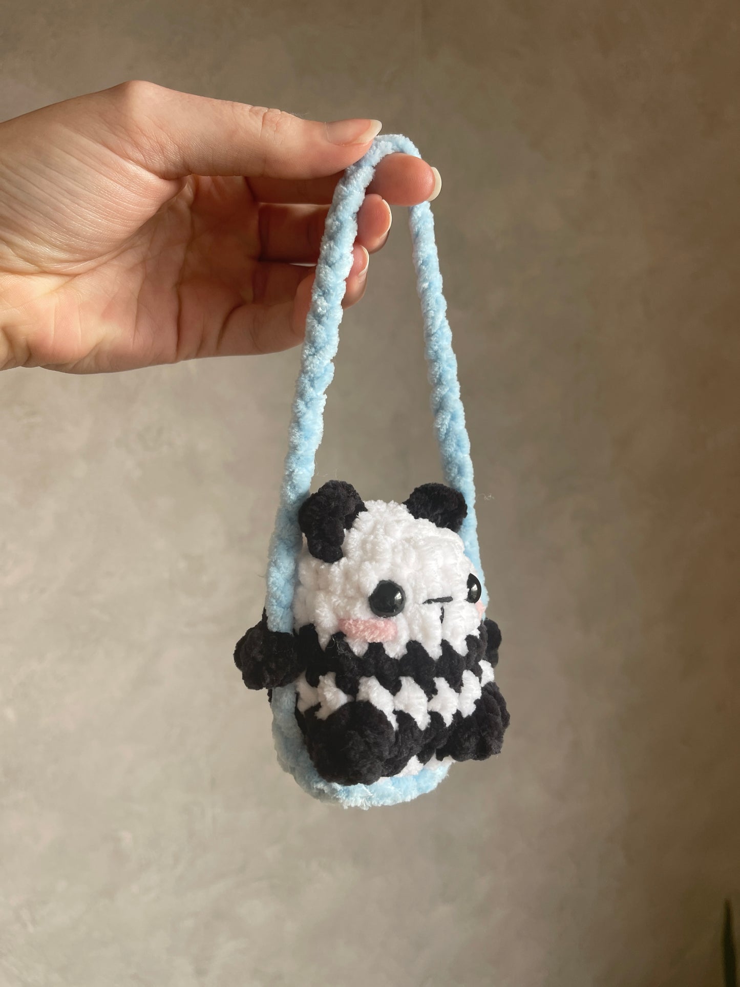 Bamboo le panda sur sa balançoire