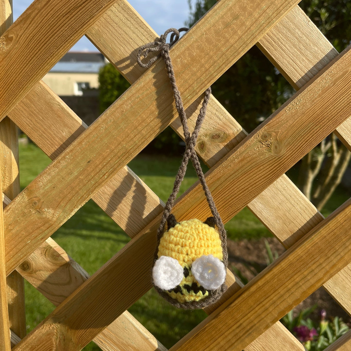 Bobby l'abeille sur sa balançoire
