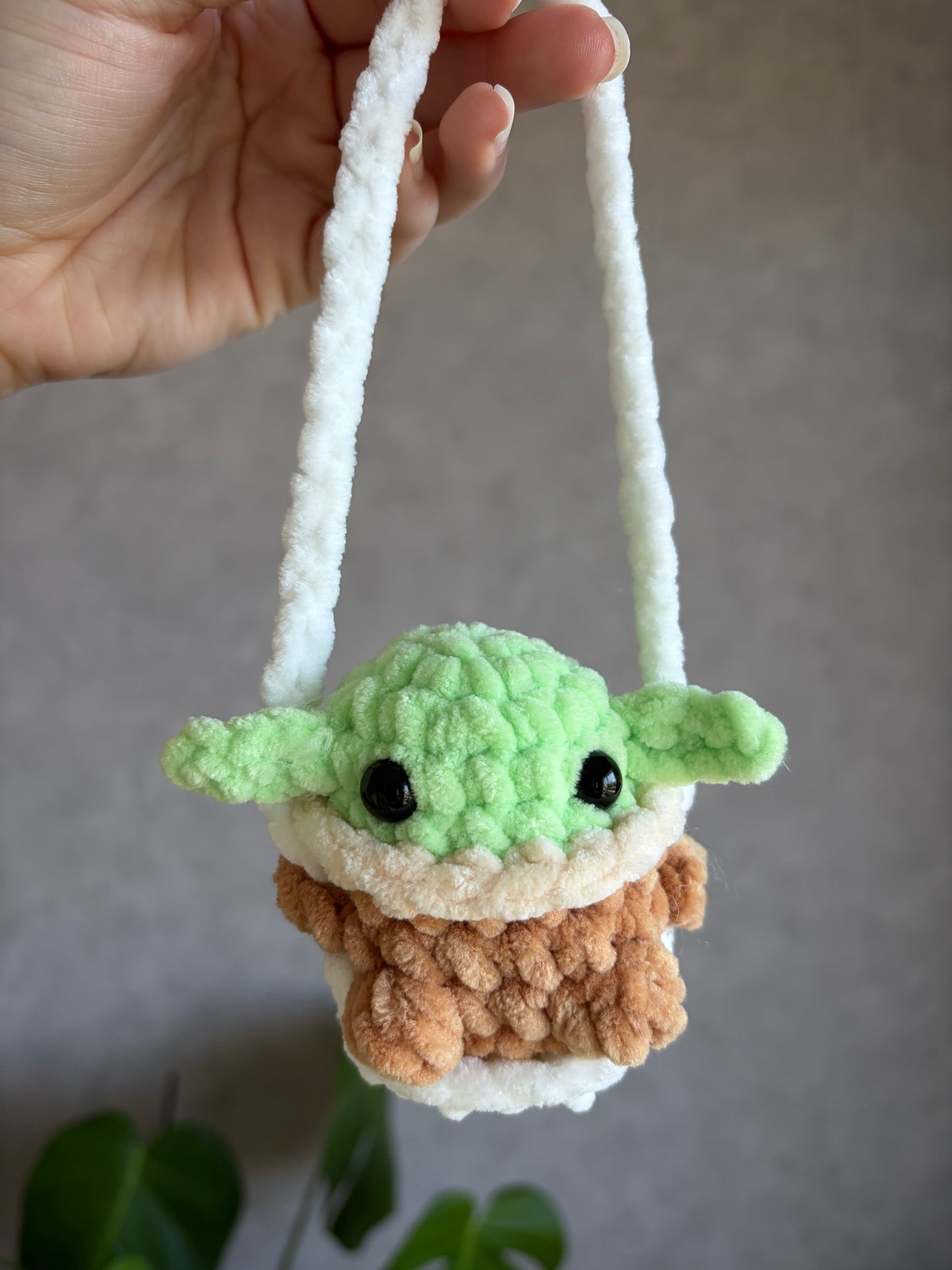 Baby yoda / grogu sur sa balançoire