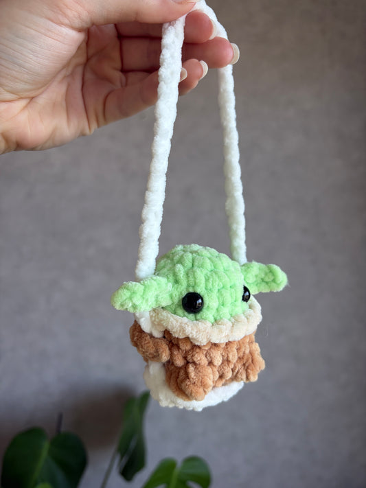 Bébé yoda / grogu sur sa balançoire