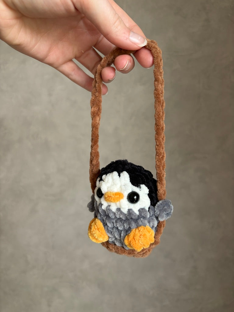 Pinguy sur sa balançoire