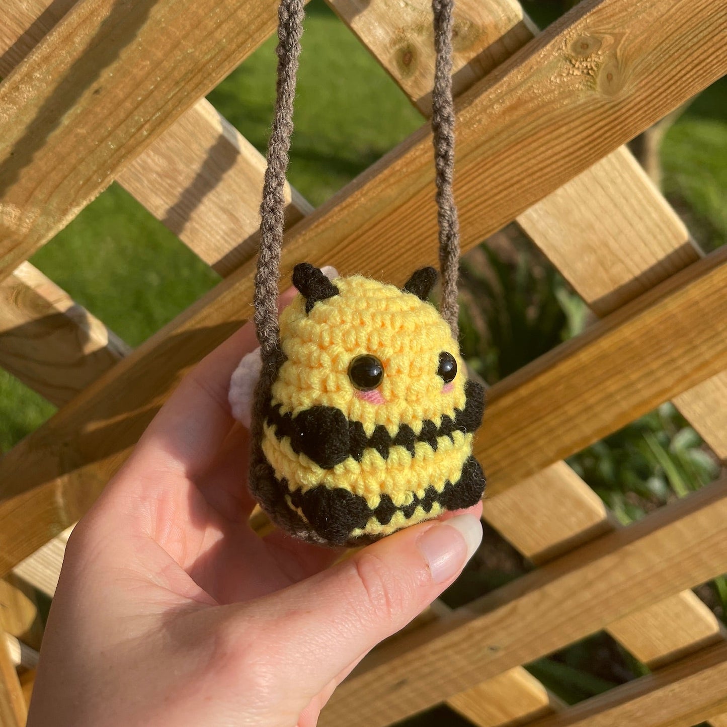 Bobby l'abeille sur sa balançoire