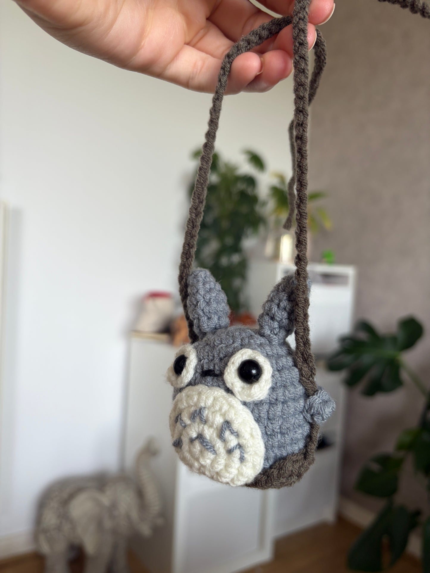 Totoro sur sa balançoire
