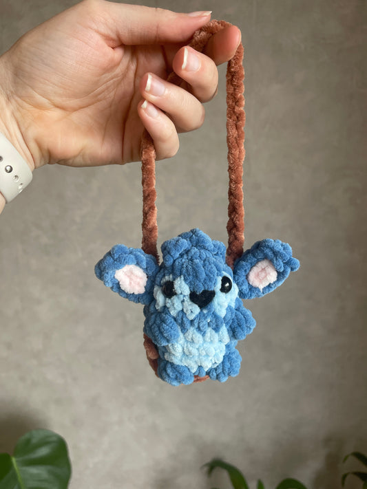 Stitch sur sa balançoire