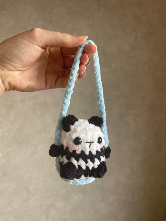 Bamboo le panda sur sa balançoire